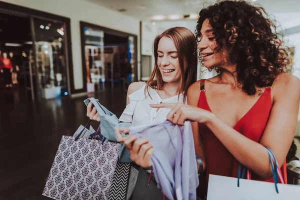 Fiatal Nők Csomagok Modern Mall Bevásárlóközpont Vásárlás Koncepció Piros Ruhás — Stock Fotó