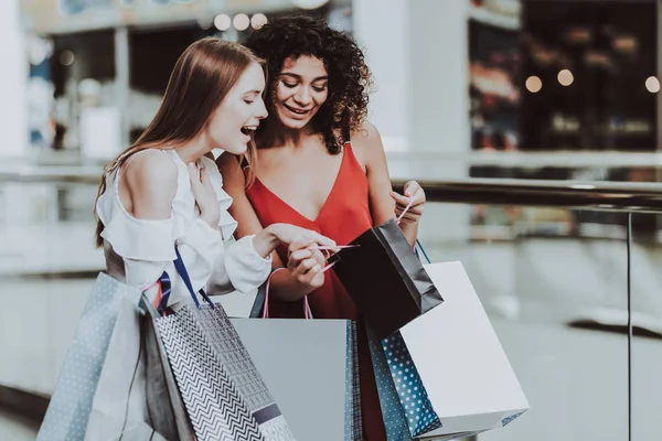 Wanita Muda Dengan Paket Belanja Modern Mall Konsep Belanja Gadis — Stok Foto