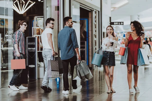 Empresa Amigos Compras Shopping Com Pacotes Conceito Compras Menina Vestido — Fotografia de Stock