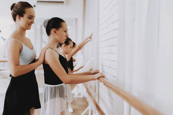 Pelatihan Ballet Kelompok Gadis Dengan Guru Balet Klasik Gadis Balerina — Stok Foto