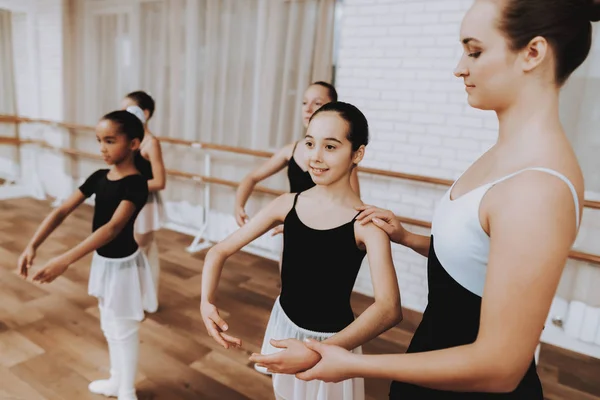 Balet Szkolenia Grupy Dziewcząt Nauczycielem Baletu Klasycznego Dziewczyna Balerina Tutu — Zdjęcie stockowe