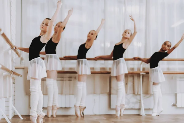 Balet Szkolenia Grupy Młodych Dziewcząt Pomieszczeniu Baletu Klasycznego Dziewczyna Balerina — Zdjęcie stockowe
