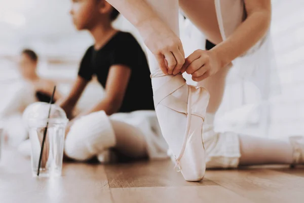 Mladé Dívky Připravují Pro Balet Trénink Uvnitř Klasický Balet Dívka — Stock fotografie