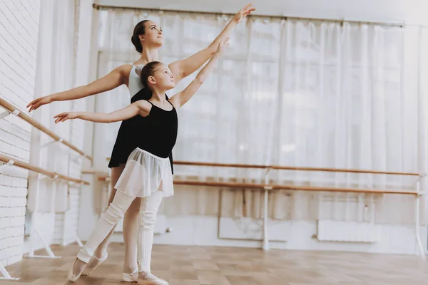 Balletttraining Eines Kleinen Mädchens Mit Lehrerin Drinnen Klassisches Ballett Mädchen — Stockfoto