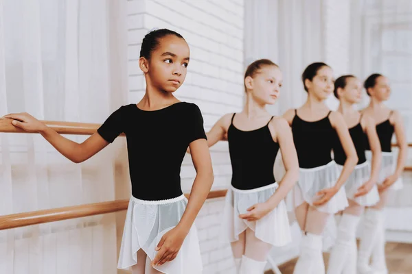 Ballet Training Group Young Girls Dalam Ruangan Balet Klasik Gadis — Stok Foto