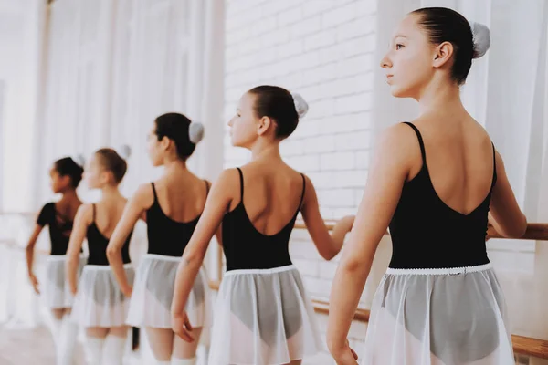 Ballet Training Group Young Girls Dalam Ruangan Balet Klasik Gadis — Stok Foto