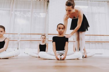 Bale eğitimi öğretmen ile kattaki kızlardan. Klasik bale. Kız balerin Tutu. Kapalı eğitim. Şirin dansçılar. Ahşap zemin üzerinde performans. Pratik dans. Kızlar beyaz elbiseler.