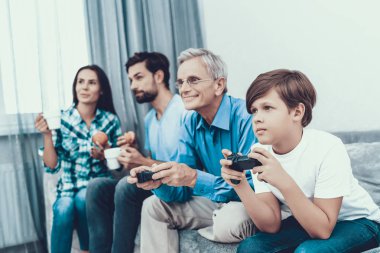 Konsolda birlikte evde oynarken mutlu bir aile. Dijital aygıt kullanarak. Birlikte vakit. Baba ve oğul. Gülümseyen insanlar. Kapalı iyi eğlenceler. Ebeveynlik kavramı. Aile evde.