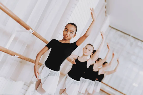 Ballet Training Group Young Girls Dalam Ruangan Balet Klasik Gadis — Stok Foto