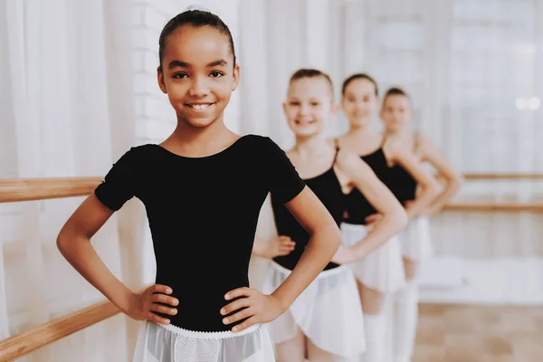 Balet Szkolenia Grupy Młodych Dziewcząt Pomieszczeniu Baletu Klasycznego Dziewczyna Balerina — Zdjęcie stockowe
