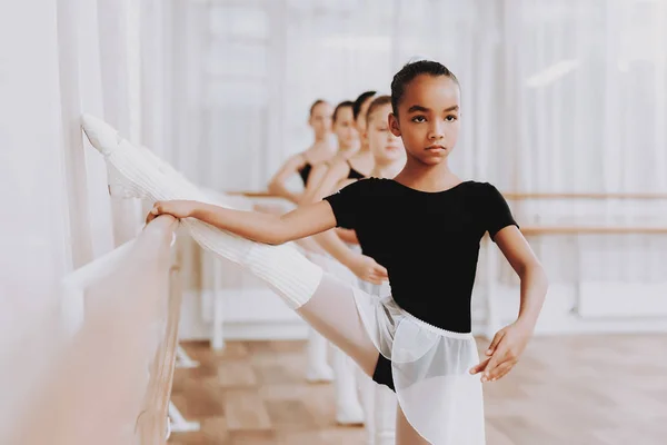 Entrenamiento Ballet Grupo Niñas Jóvenes Interior Ballet Clásico Chica Balerina — Foto de Stock
