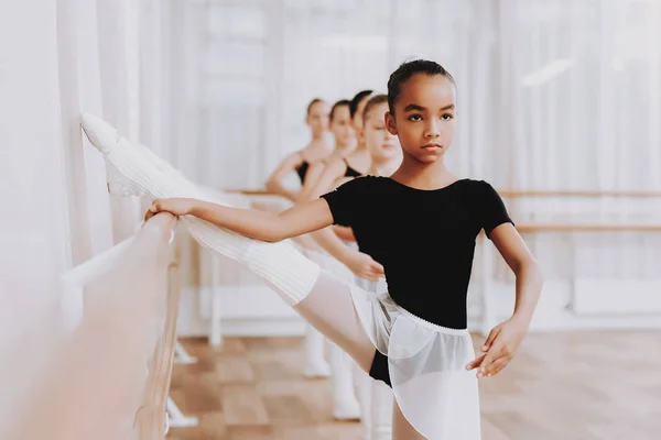 Ballet Training Group Young Girls Dalam Ruangan Balet Klasik Gadis — Stok Foto