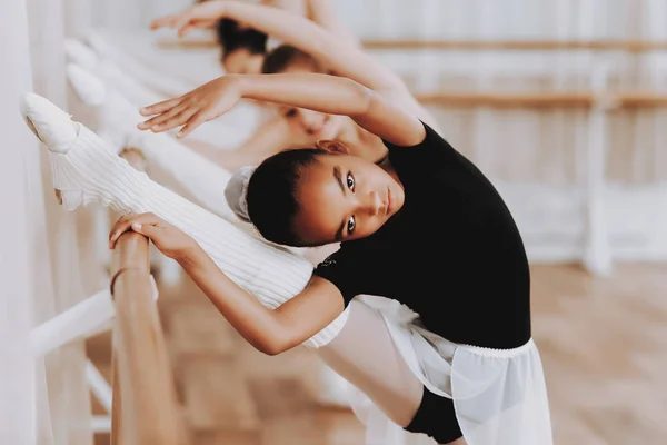 Ballet Training Group Young Girls Dalam Ruangan Balet Klasik Gadis — Stok Foto