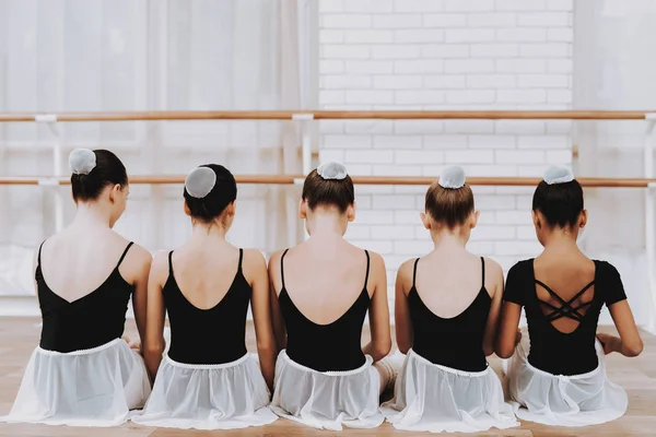 Gadis Muda Beristirahat Setelah Latihan Balet Dalam Ruangan Balet Klasik — Stok Foto