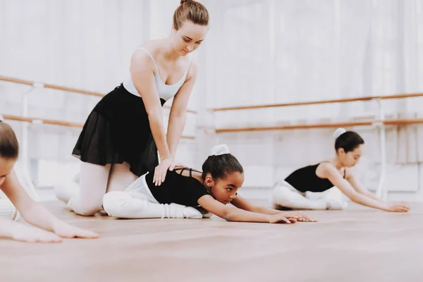 선생님과 바닥에 여자의 발레입니다 Balerina 투투에 소녀입니다 귀여운 댄서입니다 바닥에 — 스톡 사진