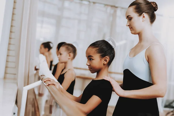 Pelatihan Ballet Kelompok Gadis Dengan Guru Balet Klasik Gadis Balerina — Stok Foto