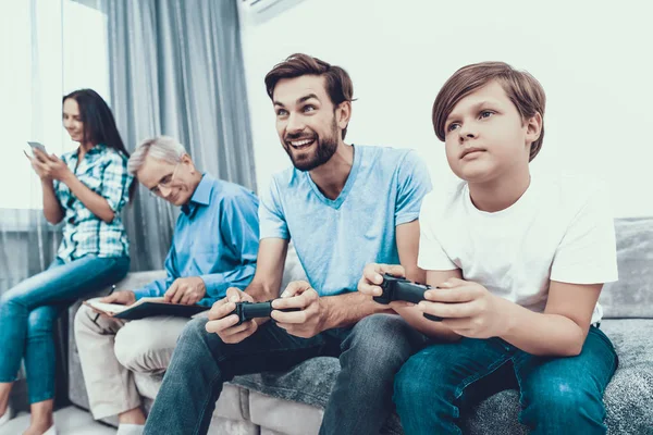 Familia Feliz Jugando Consola Juntos Casa Usando Dispositivo Digital Pasando — Foto de Stock