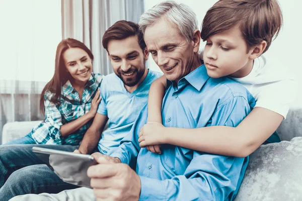 Família Feliz Usando Tablet Juntos Casa Usando Dispositivo Digital Passar — Fotografia de Stock