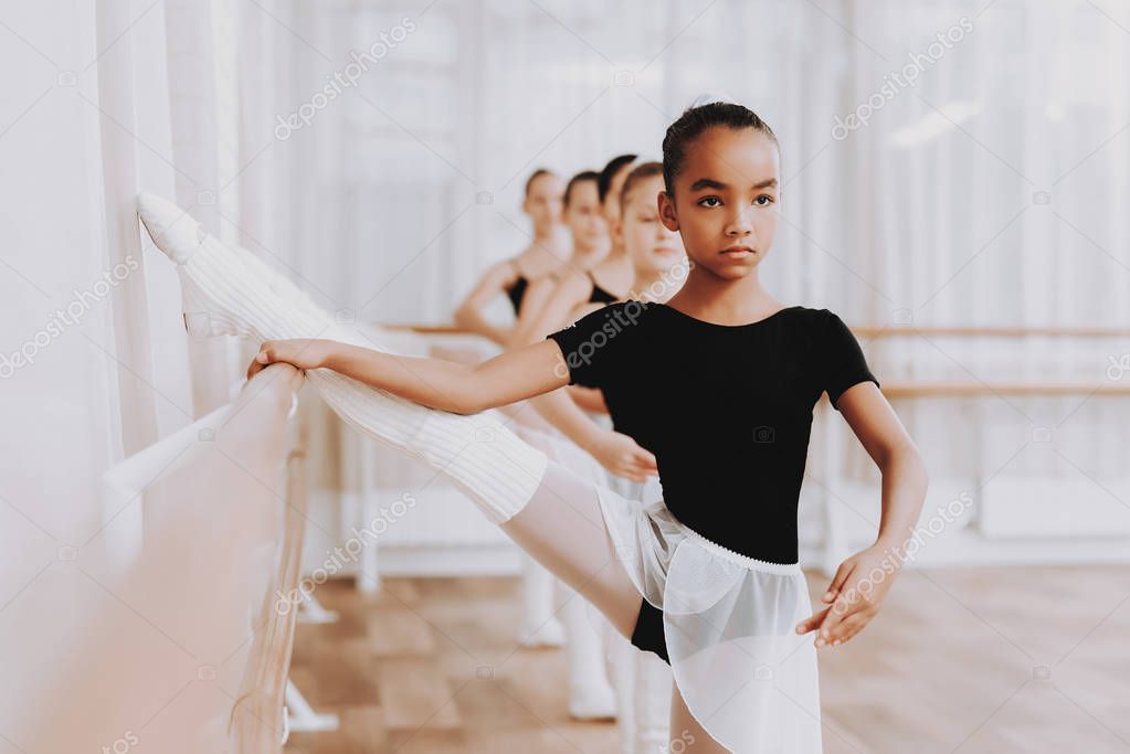 Fotos de Entrenamiento Ballet Grupo Niñas Jóvenes Interior Ballet Clásico  Chica Balerina - Imagen de © vadimphoto1@gmail.com #219900236