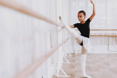 Bale eğitimi genç kızın balerin Tutu. Klasik bale. Kapalı eğitim. Şirin dansçı. Performans salonunda. Pratik dans. Beyaz elbiseler kız. Beyaz çoraplı eğitim