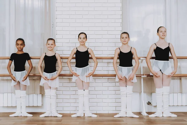 Ballet Training Group Young Girls Dalam Ruangan Balet Klasik Gadis — Stok Foto