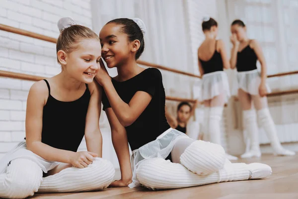 女孩在芭蕾训练后在地板上休息 古典芭蕾 巴莱丽娜 图图的女孩 室内训练 可爱的舞者躺在木地板上 舞蹈练习 穿白色衣服的女孩 — 图库照片