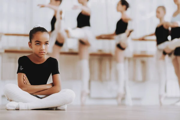 Ballet Training Group Young Girls Dalam Ruangan Balet Klasik Gadis — Stok Foto