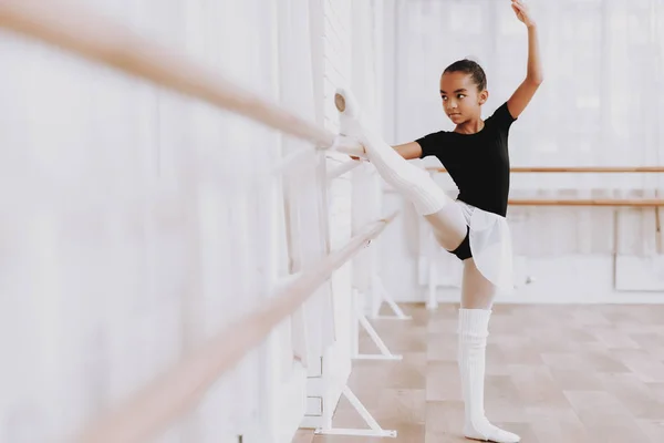Балетная Подготовка Молодой Девушки Балерины Туту Классический Балет Обучение Помещении — стоковое фото