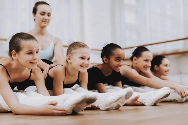 Entrenamiento Ballet Niñas Piso Con Profesora Ballet Clásico Chica Balerina — Foto de Stock