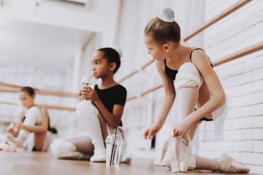 Genç kızlar bale için hazırlanıyor kapalı eğitim. Klasik bale. Kız balerin Tutu. Kapalı eğitim. Şirin dansçılar. Performans salonunda. Pratik dans. Kızlar beyaz elbiseler.