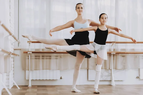 Szkolenie Balet Dziewczynka Nauczycielem Kryty Baletu Klasycznego Dziewczyna Balerina Tutu — Zdjęcie stockowe