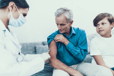 Doktor ziyaret aile insülin enjekte için. Diyabet kavramı. Kan şekeri. Sağlık kavramı. Üniformalı genç kadın. Beyaz önlük. Tıbbi malzeme. Elinde şeker ölçüm. Tıbbi maskesi.