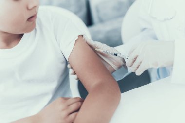 Doktor ziyaret aile insülin enjekte için. Diyabet kavramı. Kan şekeri. Sağlık kavramı. Üniformalı genç kadın. Beyaz önlük. Tıbbi malzeme. Elinde şeker ölçüm. Tıbbi maskesi.