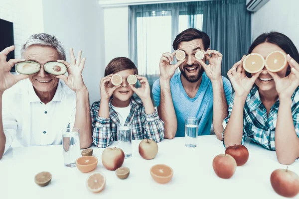 Glückliche Familie Haben Spaß Mit Früchten Speisesaal Plaudern Mit Essen — Stockfoto