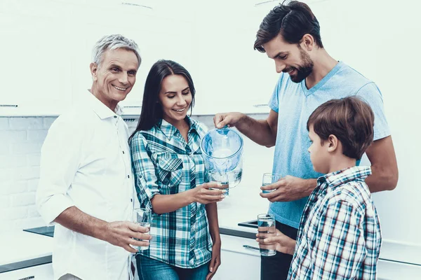 Sonriente Familia Agua Potable Vasos Casa Padre Hijo Gente Sonriente — Foto de Stock