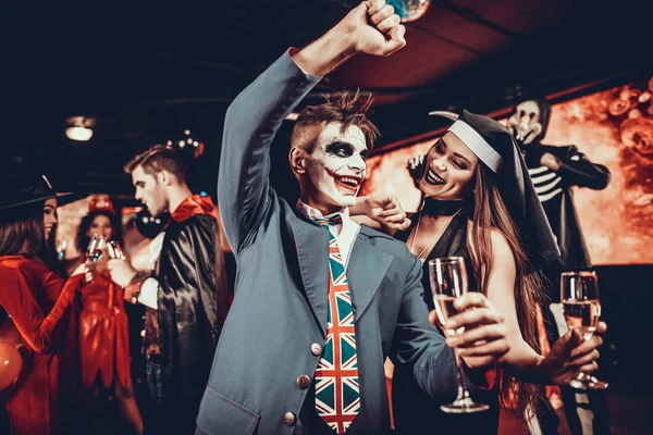 Giovane Coppia Sorridente Costumi Halloween Dancing Bello Uomo Bella Donna — Foto Stock