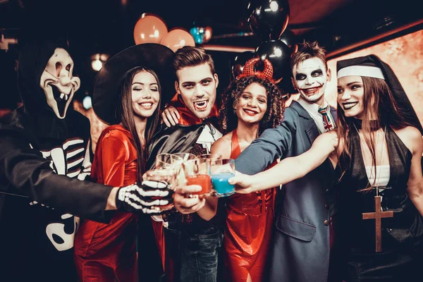 Freunde Halloween Kostümen Trinken Cocktails Gruppe Junger Fröhlicher Menschen Kostümen — Stockfoto
