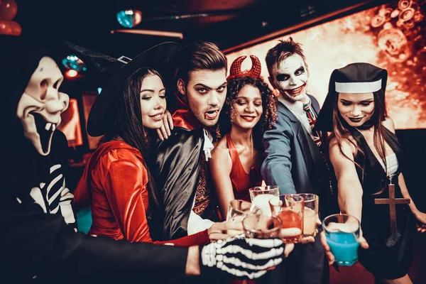 Amigos Disfraces Halloween Beber Cócteles Grupo Jóvenes Felices Usando Disfraces — Foto de Stock