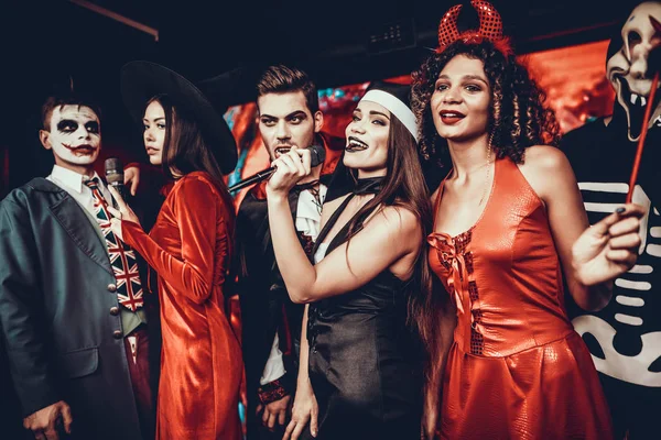Mladí Lidé Kostýmech Halloween Zpívat Karaoke Šťastný Úsměv Přátel Sobě — Stock fotografie