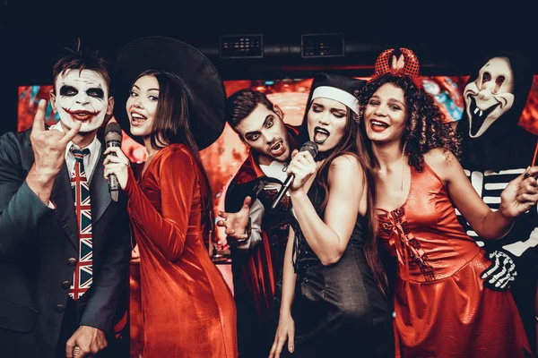 Jonge Mensen Kostuums Van Halloween Zingen Karaoke Gelukkig Lachend Vrienden — Stockfoto