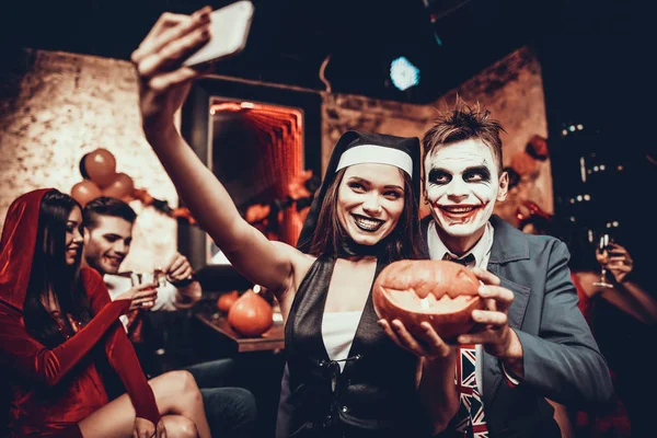 할로윈 Selfie를 여자와 잘생긴 할로윈 나이트 클럽에서 호박을 할로윈 — 스톡 사진