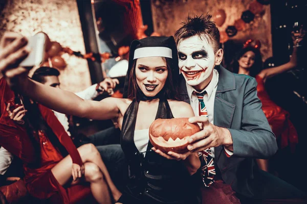 Young Couple Halloween Costumes Taking Selfie Beautiful Woman Handsome Young — Stock Photo, Image