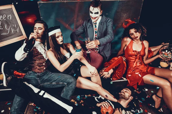 Drunk Young People Costumes Resting Party Group Young Friends Wearing — Stock Photo, Image