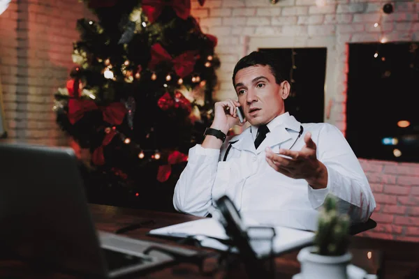 Доктор Разговаривает Телефону Офисе Канун Нового Года Рождественская Ёлка Офисе — стоковое фото