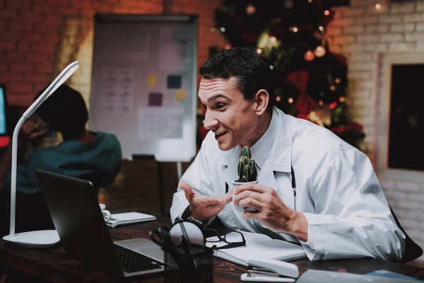 Giovane Dottore Uniforme Ufficio Vigilia Capodanno Albero Natale Ufficio Computer — Foto Stock