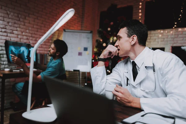 Dottore Parlare Con Collega Carica Vigilia Capodanno Albero Natale Ufficio — Foto Stock