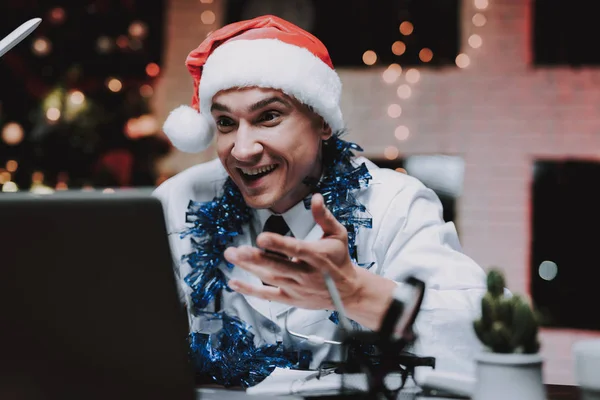 Jovem Doutor Red Cap Escritório Véspera Ano Novo Árvore Natal — Fotografia de Stock