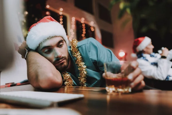 Giovane Dottore Stanco Vigilia Capodanno Carica Capodanno Albero Natale Ufficio — Foto Stock