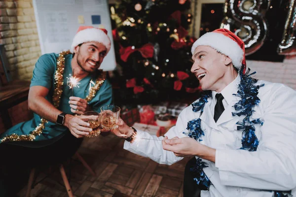 Giovane Medico Con Colleageu Fave Divertimento Ufficio Capodanno Albero Natale — Foto Stock