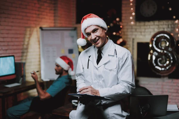 Dottore Sorridente Berretto Rosso Con Tavoletta Ufficio Capodanno Albero Natale — Foto Stock